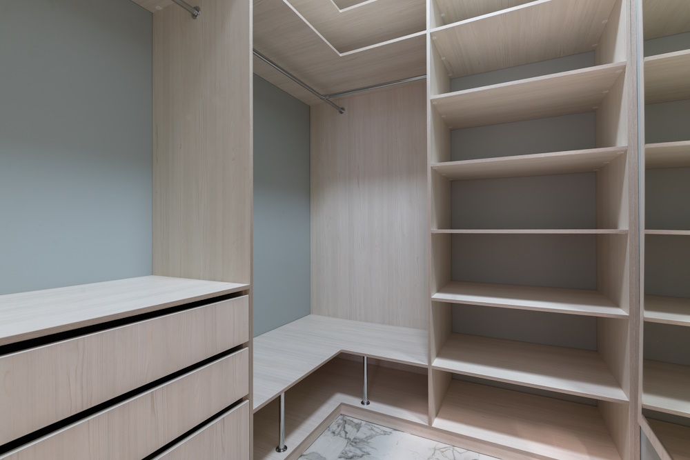 dressing room, space distribution, furniture arrangement, convenient functionality.